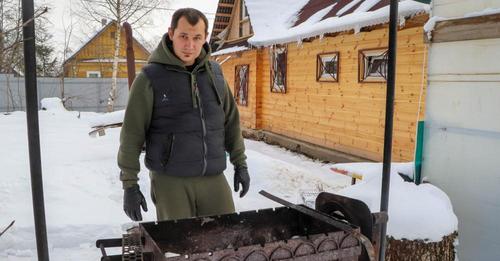 Побачивши на порозі колишню кохану Ростислав не знав що робити: адже він її дуже любив але вона його зрадила і зробила йому дуже боляче.