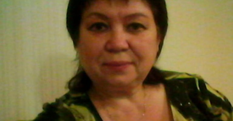 Діти сіли за святковий стіл, пообідали. Ніхто з них не згадав, який сьогодні день. Завантажили в багажники продукти і вирушили в місто.