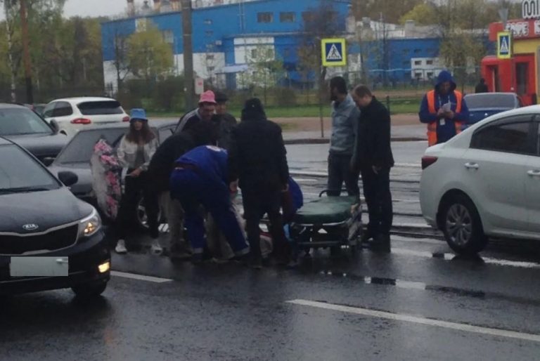 Перед очами дані на перехресті автомобіль зб ив жінку. Всі дзвонили до шк идкої, а він одразу почав робити це.