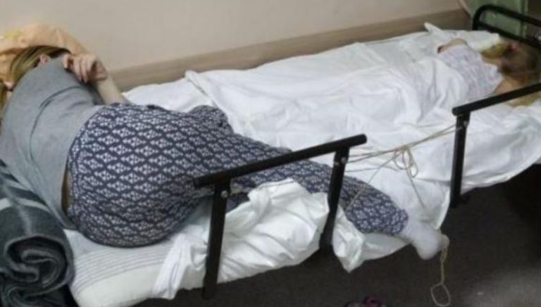 Хлопчик підійшов до мами, яка була в ко мі, і прошепотів: » Мамочка, повернись до мене »