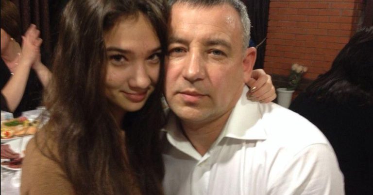 Мій новий чоловік так добре ладнав із моєю донькою, я нічого не підозрювала, але незабаром я стала помічати дивні речі вдома