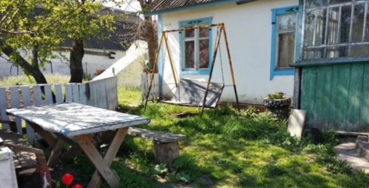 Олеся поїхала в село, відвідати батьків. У вихідні, Олег мав приїхати до тещі і забрати дружину.