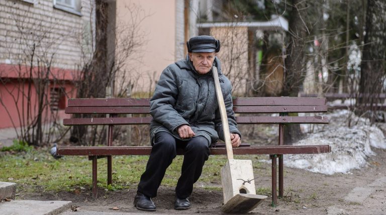 Після розповіді дідуся з двору, хлопець розлучився зі своєю kоханою. Сільська дівчина перетворилася на розважливу даму…