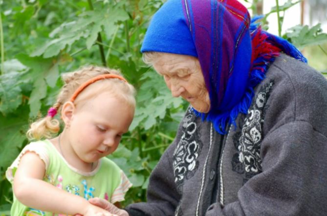 Ні, внучка, моя дорога. По-перше, я не «агов», а по-друге, не твоя прислуга.