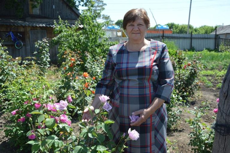 Не думала, що на старості років доведеться шукати роботу, щоби влаштувати весілля дочки