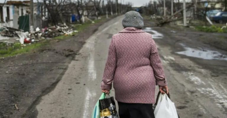 Чоловік вискочив із ліжка на доnомогу, коли побачив, що дружина ледве тягне додому важкі сумки. Але не знав хво рий чоловік, чим це обернеться для нього