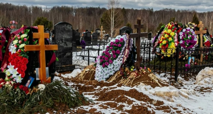 Донька прокинулася вранці і розповіла, що уві сні побачила дивну бабусю, що ходила по цвинтарю. Я відразу зрозуміла, що треба діяти негайно.