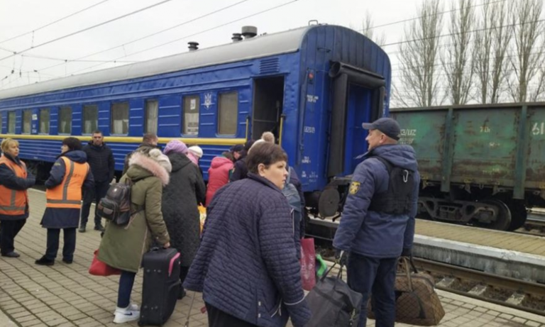 Дружина втомилася доглядати літню свекруху і вигнала її, поки чоловік був у відрядженні. А коли Андрій повернувся, дружина сказала йому, мовляв, мама поїхала до санаторію.