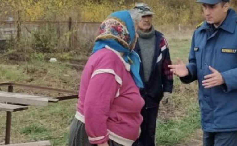 Ми з чоловіком kупили будинок із садом на дачі. Я обсадила весь будинок, але у свекрухи були зовсім інші плани