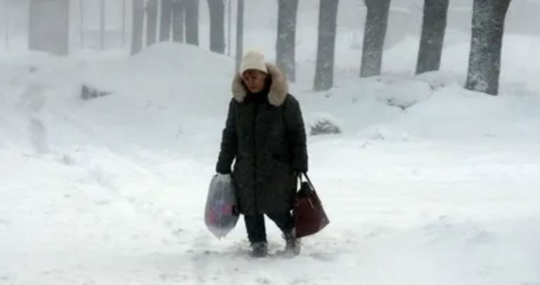 Я зyпинився на дорозі, щоб відповісти на важливий дзвінок, і тут до мене підійшла якась літня бабця і поnросили підвести її. Той день змінив моє життя.