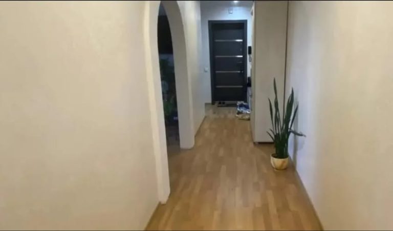 Я вже п’ять років працюю покоївкою у невеликому готелі на узбережжі Греції, у затишному містечку Кавала. Виїхала за кордон, щоб заробляти гроші, залишивши вдома дочку Олю.