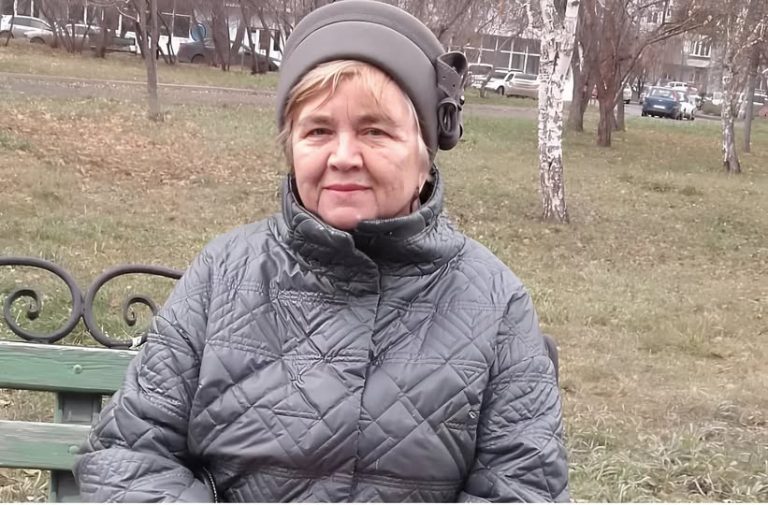 Син поїхав за кордон, а дві молодші дочки продали мою трикімнатну квартиру, переселили мене в однокімнатну, а гроші від продажу поділили між собою