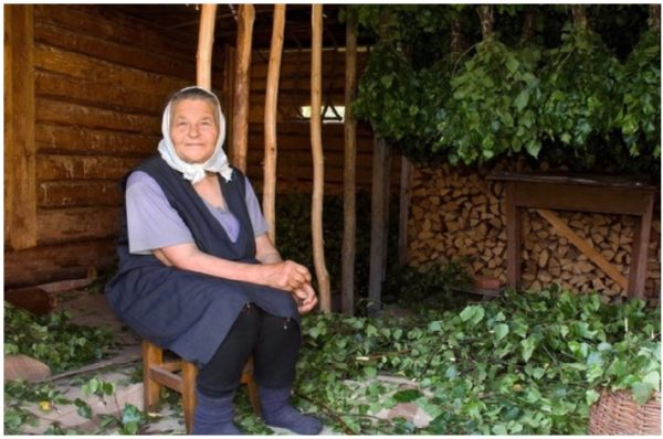 — Мені, мамо, потрібні гроші. Можете віддавати частинами. Або як вам зручніше