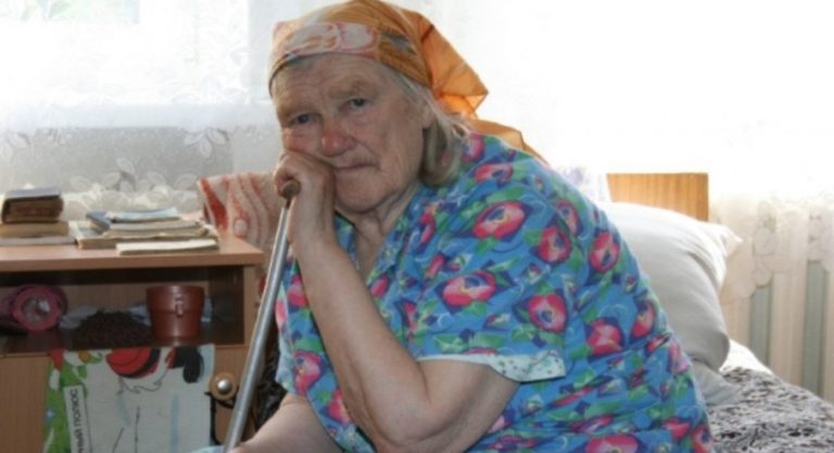 Моя мама дві квартири записала на старшого брата, залишивши мене без нічого. А зараз брат хоче, щоб я доглядала за стар іючою мамою. Коли я від мови лася — брат пер естав зі мною спілкуватися!