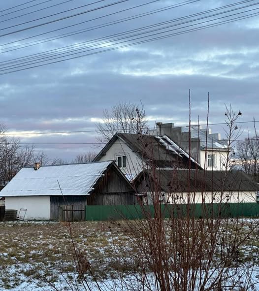 Наш будинок був збудований на дві половини, так колись задумав дідусь. Він збудував його сам: в одній половині жили вони з бабусею, а в іншій — мама з татом.