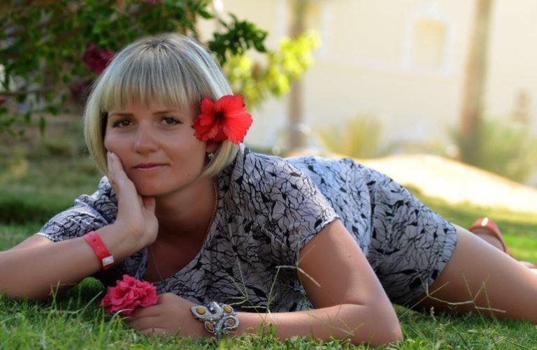 У мене багатий і дбайливий чоловік, але в мене є коханець та дочка від нього. І я не маю планів порушувати своє стабільне життя.