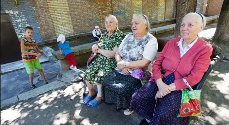 Дівчина наро дила дитину, але не привезла її додому. Бабусі-сусідки подзвонили в nоліцію.