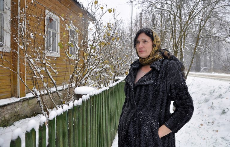 На вихідних Катя поїхала до села, щоб відвідати дідівський будинок. З настанням холодів вона зайнялася розпалюванням печі, щоб прогріти житло. Прогноз погоди нічого хорошого не обіцяв, і вночі вибухнула хуртовина