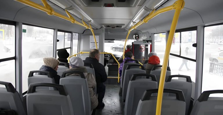 За дві зупинки мене зупиняє патрульна машина поліції. До салону заходять хлопці у формі. Я також зайшов до салону нічого не розуміючи.
