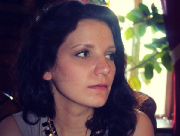 Тетяна вже збиралася йти у ванну, як раптом пролунав звук ключа. Її чоловік Олег був не один, з якоюсь дівчиною, вони попрямували в спальню.
