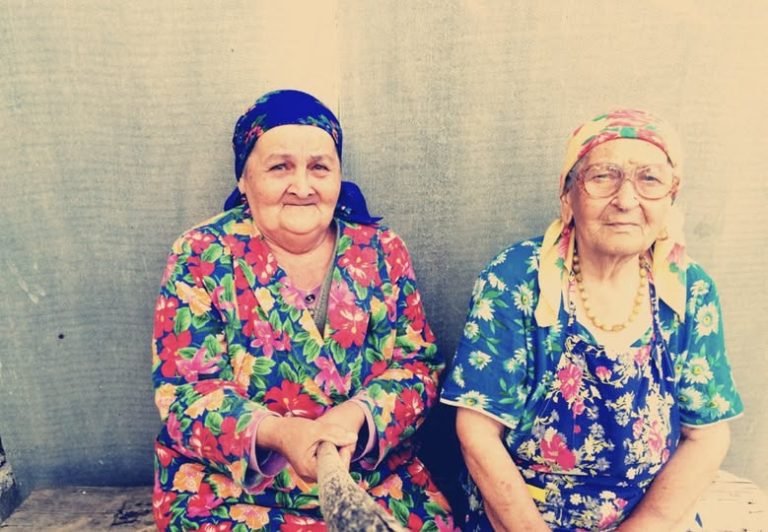 На моєму сімдесятилітті зібралися діти та родичі, і ми весело провели час. Однак після свята я почула суперечку між сином та дочкою. Мені й досі боляче.