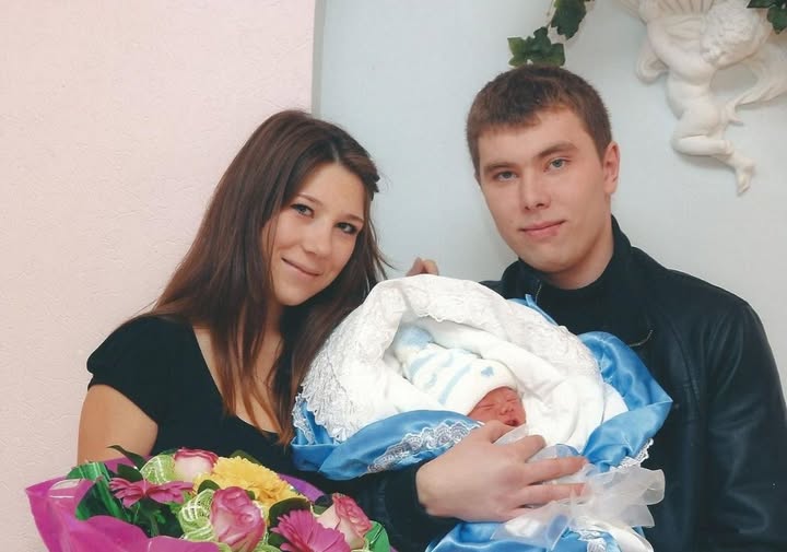 Я народила двох діток-дочку і сина. У день виписки чоловік взяв на руки сина, а на дівчинку навіть не звернув уваги, потім обернувся і сказав..