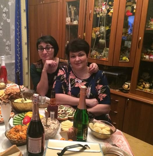 Сваха завжди любила похвалитися, скільки грошей заробляє у Європі. Розповідала, що буквально купається в євро та злотих, може дозволити собі і дорогу шубу, і поставити вініри, і на відпочинок поїхати, куди тільки забажає