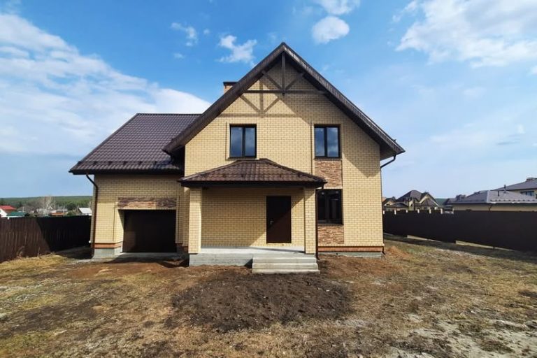 – Ти вже закінчила свій будинок, мамо? Коли переїжджаємо? – Запитує мене дочка. – Нам уже не терпиться все побачити. Давай, Новий рік ми там уже зустрінемо, адже стіл є, кухня є, диван є