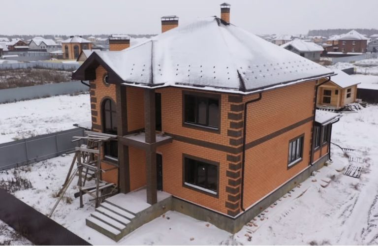 Свекри розділили двоповерховий будинок між моїм чоловіком та його братом. Ми повністю відремонтували свою частину, замінили все, що тільки можна, і перетворили її на затишне та комфортне житло