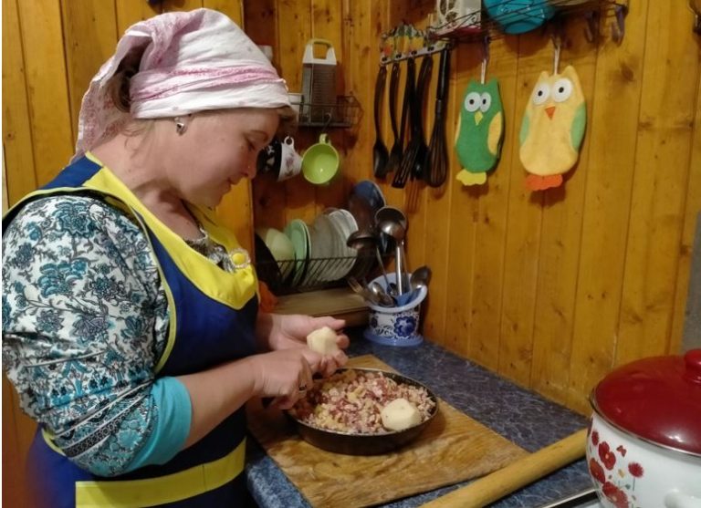 «О, яка радість, мої любі приїхали! Давайте їсти!» – вигукнула свекруха, бігаючт між кухнею і передпокоєм.
