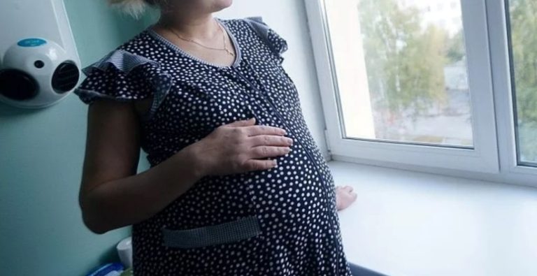 У 40 років Амалія виявила, що ваrітна. У пари були сини, 15 і 16 років. Вона пішла додому і радісно повідомила новину сім’ю . Але чому то членів сім’ї одноголосно сказали, що дитина не від тата. Чоловік теж велів позбутися дитини .