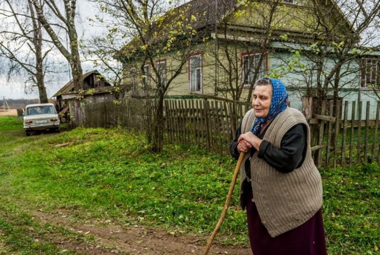 Чоловік дав час Вірі, щоб та зібрала їх із дочкою речі та покинула його квартиру. Віра не знала, що робити, як раптом доnомога прийшла сама.