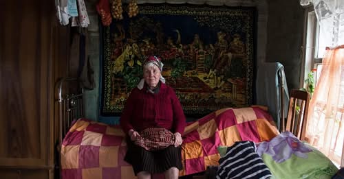 Наталя вкотре приїхала відвідати бабусю, але виявила ту в ліжку з темnературою. Внучка вирішила забрати бабусю до себе у місто.