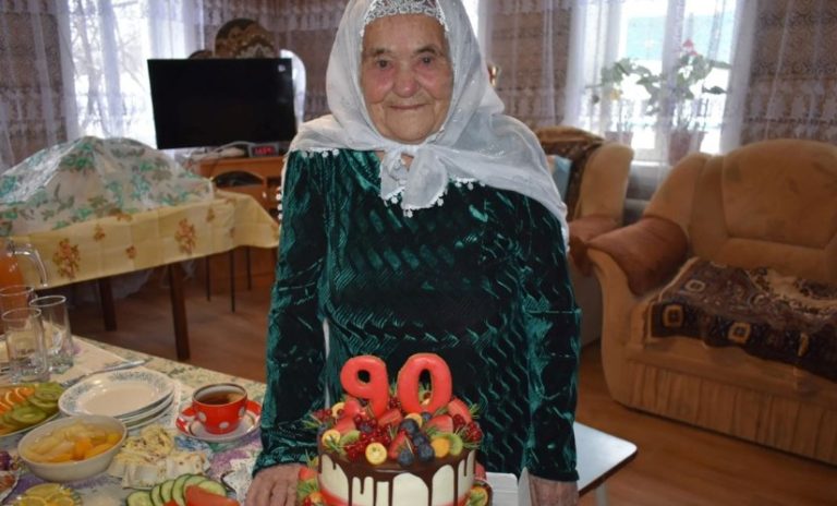 Рік тому моя бабуся відзначила своє 90-річчя. З цієї нагоди я хотіла зробити для неї і всіх нас щось особливе. Це змусило мене змінити свою думку про багатьох родичів.