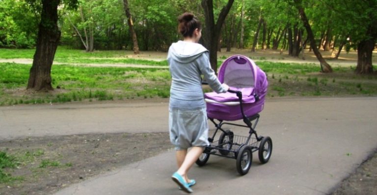Я помітив див ну дівчину з коляскою, і одразу зрозумів – з нею щось не так. Потім я дізнався те, чого розповісти язик не повертається