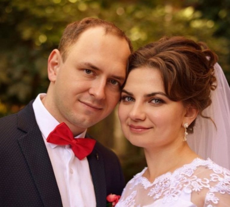 По случаю годовщины свадьбы Юрий в этот день раньше вернулся с работы. Оксанка лежала на кровати вперемежку с его разбросанными вещами