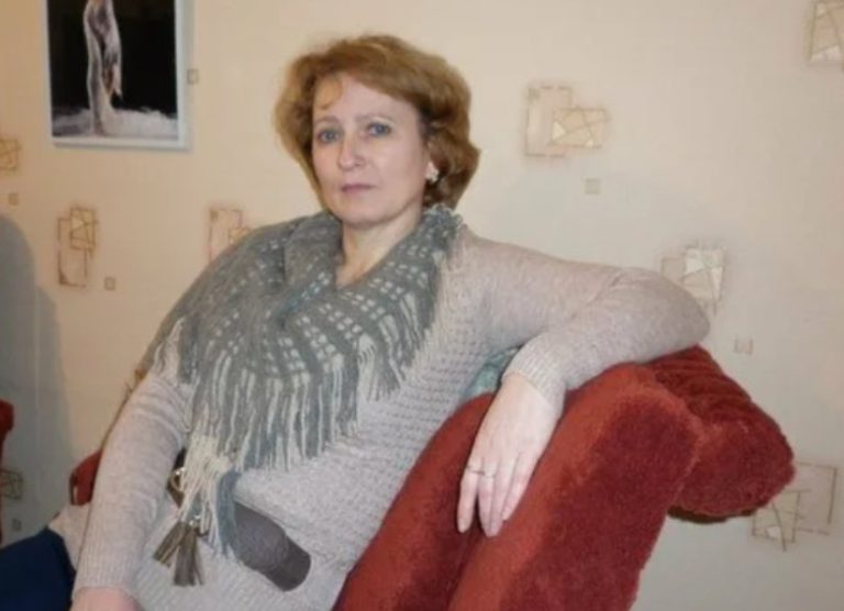 На середині шляху в Іри закінчилося паливо, а ще лив сильний дощ. Жінка не знала, що робити, і вирішила постукати до незнайомого будинку.