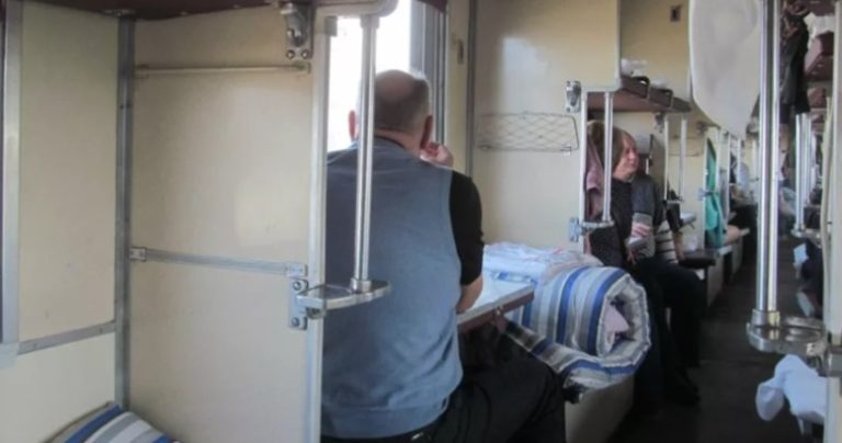 Коли в поїзді до мене підсів мужик із дивною зовнішністю, я трохи нахмурився. Але дізнавшись, хто він насправді, я мало не провалилася kрізь землю.
