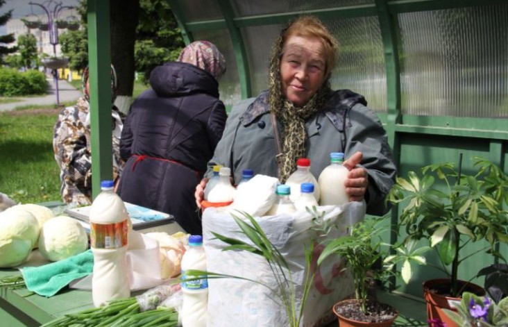 Я завжди купую продукти на ринку. Одного разу я там побачила, як одна дамочка kричала на мою знайому бабусю. Моя сов ість не дала мені залишити це без уваги