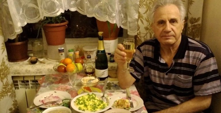 Пішла у гості до доньки, а там на кухні сидить мій перший чоловік Олексій. Побачивши мене, він відразу ж зібрався і пішов; потім у мене була серйозна розмова з донькою.