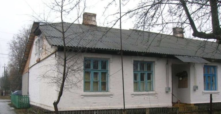Наташа з братом не хотіли ділити стару хату батьків. А коли донька пішла розібрати там речі, то знайшла мамин лист. Вона розставила всі крапки над “i”.