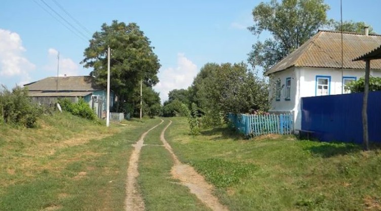 Сестра жила в селі з величезним господарством, але нічим мені не допомогла, коли мені потрібна була допомога. А коли я поїхала на заробітки, вона раптом згадала мене.