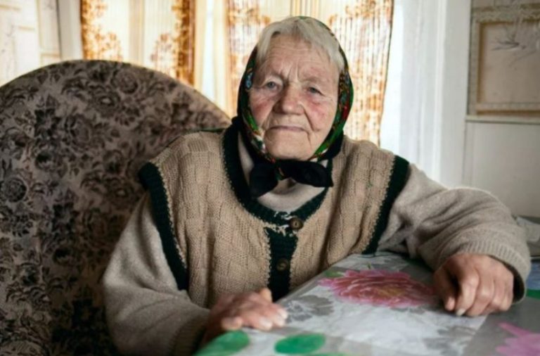 Після втра ти чоловіка жінка похилого віку розмістила оголошення в інтернеті: “Шукаю самотню, бажано літню жінку для спільного доживання”