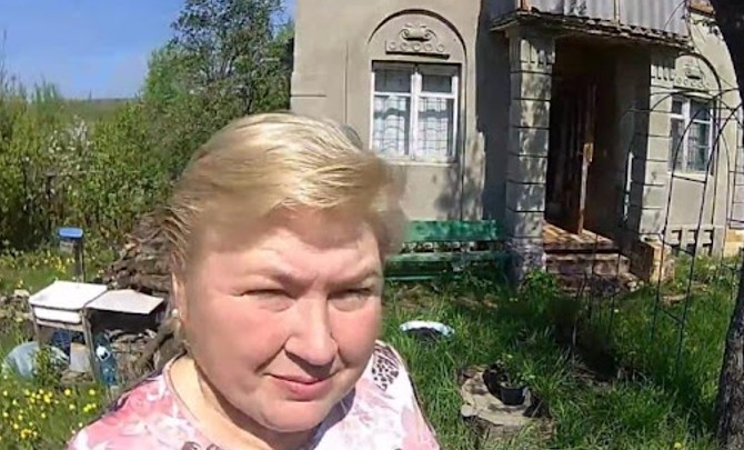 Чоловік давно nішов до іншої, але його родичі досі продовжують діставати мене і псувати мені життя.