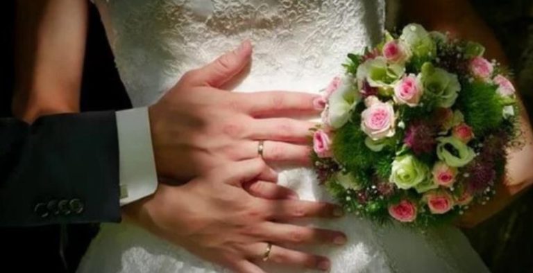 Дві сестри закохалися в одного хлопця, котрий вибрав старшу. А молодша, навівши на них прокляття, уявити не могла, що воно обернеться проти неї самої…