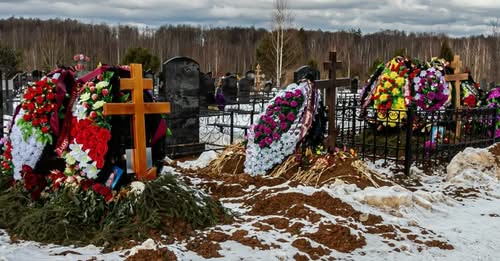 Донька прокинулася вранці і розповіла, що уві сні побачила дивну бабусю, що ходила по цвинтарю. Я відразу зрозуміла, що треба діяти негайно.