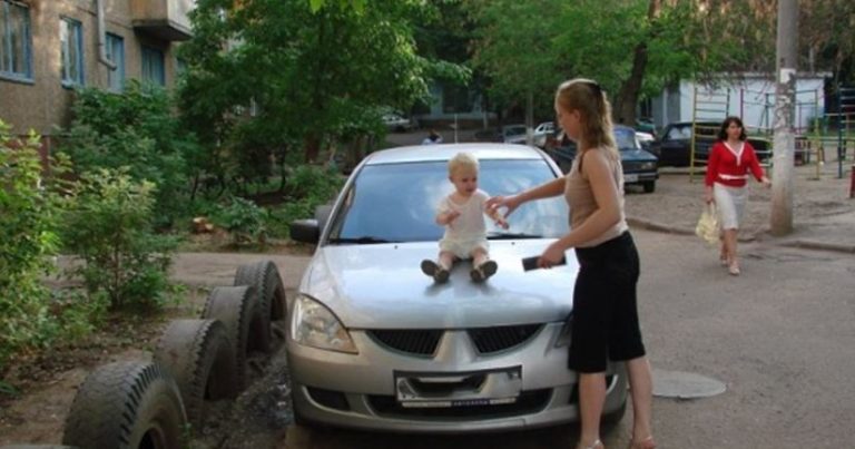 Сергій побачив, що поруч із його машиною стоїть його роз лучена сусідка із сином. Підійшовши ближче і побачивши напис, він не знав, що робити.