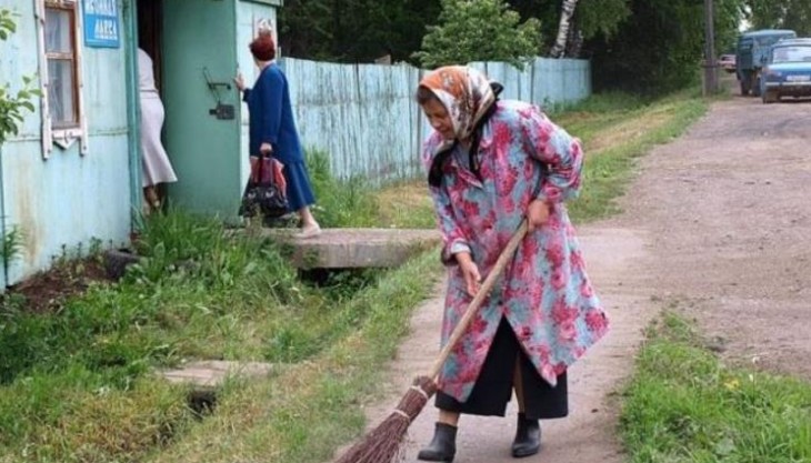 Якась літня жінка несла воду з колодязя. – Здрастуйте, а Марія Василівна тут живе? – запитав Роман. Жінка підійшла і відкрила їм хвіртку. Дивиться на них і