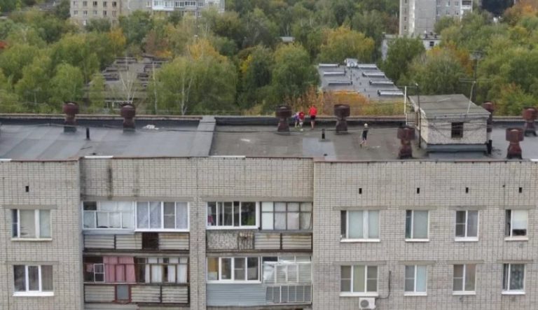 Семен вирішив полежати на даху, трохи позасмагати, але сам не осозновая того заснув. А коли відкрив очі, поруч лежала незнайомка в купальнику