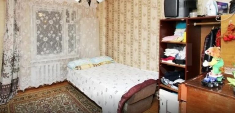 Дочка з чоловіком переїхали жити до мене. Я почала помічати, що вони зі мною нічого не їдять. Вирішила перевірити їх кімнату. Те, що я там виявила, змусило мене вжити заходів.